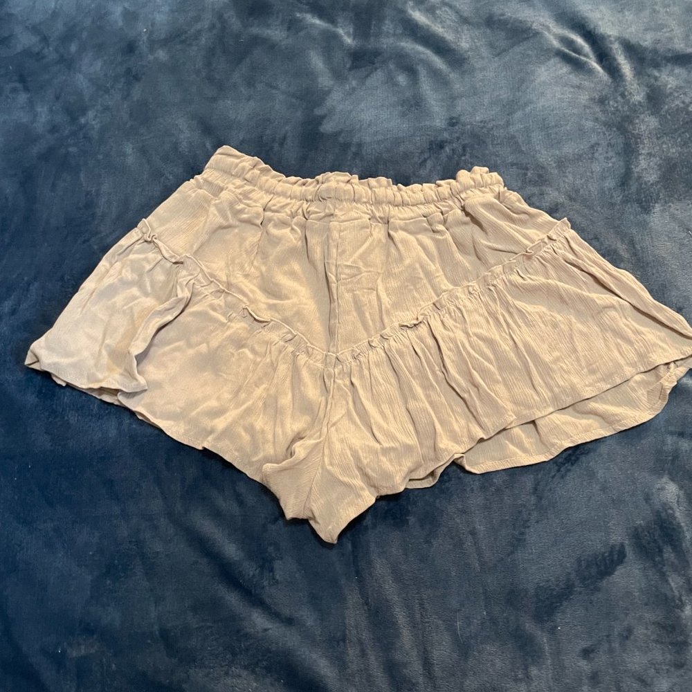 Flowy Ruffle Shorts - Picture 2 of 3